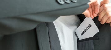 Inspektor usuwa białą kartę z inspektora znakiem od austerii Zdjęcia Stock Inspektor usuwa białą kartę z inspektora znakiem od austerii Zdjęcia Stock