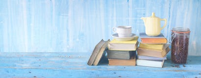 Inspiración del café: taza de café, pote del café, libros foto de archivo Inspiración del café: taza de café, pote del café, libros foto de archivo