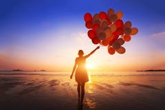 Inspiratie, vreugde en gelukconcept, silhouet van vrouw met vele vliegende ballons stock afbeelding Inspiratie, vreugde en gelukconcept, silhouet van vrouw met vele vliegende ballons stock afbeelding