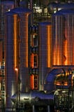 Instalaciones de producción químicas en la noche imágenes de archivo libres de regalías Instalaciones de producción químicas en la noche imágenes de archivo libres de regalías