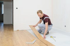 Instalación de un entarimado laminado fotos de archivo Instalación de un entarimado laminado fotos de archivo