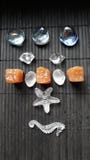 A instalação com maçã, vaca dos doces, brinquedos star e cavalo marinho, pedra triangular da pérola fotos de stock A instalação com maçã, vaca dos doces, brinquedos star e cavalo marinho, pedra triangular da pérola fotos de stock
