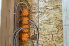 A instalação elétrica nova, caixas do soquete e bonde plásticos imagem de stock A instalação elétrica nova, caixas do soquete e bonde plásticos imagem de stock