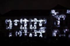 A instalação Mutis de Videomappaing por Tigrelab projetou-se na casa de Tyrs da construção histórica - fest da luz de sinal, Prag Foto de Stock A instalação Mutis de Videomappaing por Tigrelab projetou-se na casa de Tyrs da construção histórica - fest da luz de sinal, Prag Foto de Stock