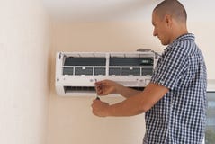 Installation och reparation av luftkonditioneringsapparaten royaltyfria foton Installation och reparation av luftkonditioneringsapparaten royaltyfria foton