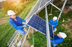 Installazione del sistema voltaico del pannello della foto solare Fotografia Stock Installazione del sistema voltaico del pannello della foto solare Fotografia Stock