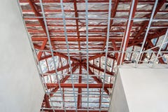 Installieren Sie Metallrahmen für Gipsbrettdecke am Haus stockbilder Installieren Sie Metallrahmen für Gipsbrettdecke am Haus stockbilder