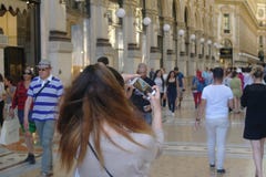 Instantâneo de uma menina que toma um selfie imagem de stock Instantâneo de uma menina que toma um selfie imagem de stock