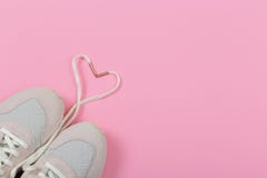 Instructores de moda de la moda con el corazón Amor, sistema del inconformista Las zapatillas de deporte femeninas, zapatos del d imagen de archivo libre de regalías Instructores de moda de la moda con el corazón Amor, sistema del inconformista Las zapatillas de deporte femeninas, zapatos del d imagen de archivo libre de regalías