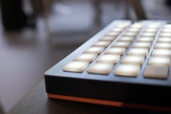 Instrument de musique pour la musique électronique avec une matrice de 64 clés images libres de droits Instrument de musique pour la musique électronique avec une matrice de 64 clés images libres de droits