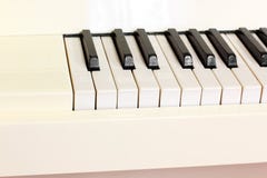 Instrumento musical Close-up branco do piano Chaves do piano foto de stock royalty free Instrumento musical Close-up branco do piano Chaves do piano foto de stock royalty free