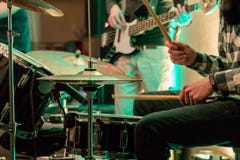 Instrumentos musicais em um clube noturno imagem de stock Instrumentos musicais em um clube noturno imagem de stock