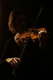 Instrumentos musicais que jogam o concerto do violino foto de stock Instrumentos musicais que jogam o concerto do violino foto de stock
