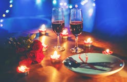 Inställning för tabell för romantiskt begrepp för förälskelse för valentinmatställe som romantisk dekoreras med den röda hjärtaga fotografering för bildbyråer Inställning för tabell för romantiskt begrepp för förälskelse för valentinmatställe som romantisk dekoreras med den röda hjärtaga fotografering för bildbyråer