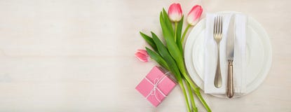 Inställning för valentindagtabell med rosa tulpan och en gåva på vit träbakgrund Bästa sikt, kopieringsutrymme, baner Royaltyfria Bilder Inställning för valentindagtabell med rosa tulpan och en gåva på vit träbakgrund Bästa sikt, kopieringsutrymme, baner Royaltyfria Bilder