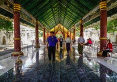Int?rieur de temple bouddhiste dans Myanmar photographie stock libre de droits Int?rieur de temple bouddhiste dans Myanmar photographie stock libre de droits