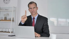 Inte mellersta åldrig affärsman Disliking Offer, genom att vinka fingret arkivfilmer Inte mellersta åldrig affärsman Disliking Offer, genom att vinka fingret arkivfilmer