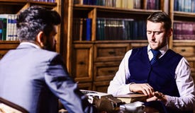 Inteligentny elita i edukaci pojęcie Mężczyzna z antykwarskimi półka na książki zdjęcia stock Inteligentny elita i edukaci pojęcie Mężczyzna z antykwarskimi półka na książki zdjęcia stock