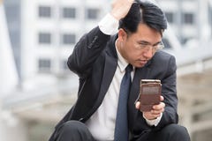 Intelligenter Geschäftsmann schaut seinen Handy und überprüft sein rea Stockbild Intelligenter Geschäftsmann schaut seinen Handy und überprüft sein rea Stockbild