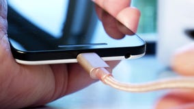 Intelligentes Telefon, das mit usb-Ladegerät auflädt Intelligentes Telefon, das mit usb-Ladegerät auflädt