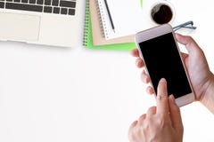 Intelligentes Telefon in der weiblichen Hand mit Schreibtisch mit Laptop stockfoto Intelligentes Telefon in der weiblichen Hand mit Schreibtisch mit Laptop stockfoto