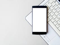 Intelligentes Telefon mit leerem Mobile und Laptop Intelligentes Telefon mit freiem Raum lizenzfreie stockbilder Intelligentes Telefon mit leerem Mobile und Laptop Intelligentes Telefon mit freiem Raum lizenzfreie stockbilder