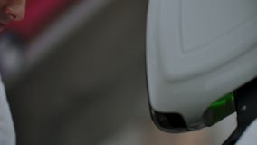 Interaction de l'homme et technologies modernes d'intelligence artificielle Fermez-vous vers le haut de la main masculine du scie banque de vidéos Interaction de l'homme et technologies modernes d'intelligence artificielle Fermez-vous vers le haut de la main masculine du scie banque de vidéos