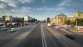 Intercambio urbano ocupado del transporte de la ciudad, congestión pesada del atasco, hora punta, coches que pasan la conducción metrajes Intercambio urbano ocupado del transporte de la ciudad, congestión pesada del atasco, hora punta, coches que pasan la conducción metrajes