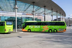Intercity λεωφορεία Flixbus στην κεντρική στάση λεωφορείου του Αμβούργο στοκ φωτογραφία με δικαίωμα ελεύθερης χρήσης Intercity λεωφορεία Flixbus στην κεντρική στάση λεωφορείου του Αμβούργο στοκ φωτογραφία με δικαίωμα ελεύθερης χρήσης