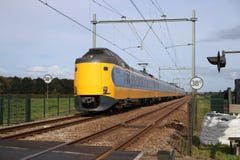 Intercity τραίνο στη διαδρομή σιδηροδρόμου μεταξύ του γκούντα και του Ρότερνταμ σε Moordrecht στοκ φωτογραφίες Intercity τραίνο στη διαδρομή σιδηροδρόμου μεταξύ του γκούντα και του Ρότερνταμ σε Moordrecht στοκ φωτογραφίες