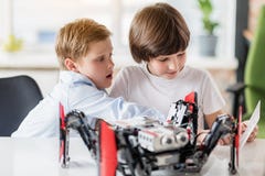Interessierte Männliche Kinder, Die Technisches Spielzeug technisches spielzeug kinder