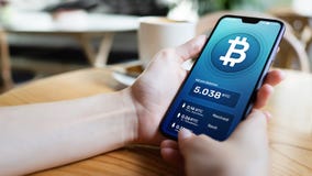 Interface de portefeuille de Bitcoin sur l'écran de smartphone Paiements de Cryptocurrency et technologie de blockchain images stock Interface de portefeuille de Bitcoin sur l'écran de smartphone Paiements de Cryptocurrency et technologie de blockchain images stock