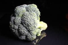 Interi broccoli verdi sul fondo riflettente nero dello studio Lo specchio brillante nero isolato ha rispecchiato il fondo per ogn Fotografia Stock Interi broccoli verdi sul fondo riflettente nero dello studio Lo specchio brillante nero isolato ha rispecchiato il fondo per ogn Fotografia Stock
