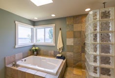 Interior casero exclusivo contemporáneo del cuarto de baño del balneario con la tina de impregnación de acrílico, la ducha del bl foto de archivo Interior casero exclusivo contemporáneo del cuarto de baño del balneario con la tina de impregnación de acrílico, la ducha del bl foto de archivo