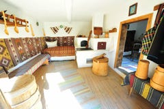 Interior casero rural rústico tradicional - Rumania fotografía de archivo libre de regalías Interior casero rural rústico tradicional - Rumania fotografía de archivo libre de regalías