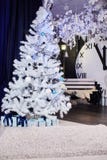 Interior da sala bonita com decorações do Natal imagem de stock Interior da sala bonita com decorações do Natal imagem de stock