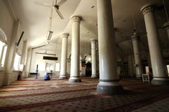 Interior de Abidin Mosque en Kuala Terengganu, Malasia foto de archivo libre de regalías Interior de Abidin Mosque en Kuala Terengganu, Malasia foto de archivo libre de regalías