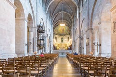 Interior de la catedral de Lund, hacia el ábside y el alto altar foto de archivo libre de regalías Interior de la catedral de Lund, hacia el ábside y el alto altar foto de archivo libre de regalías