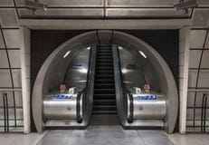 Interior de la estación del metro de Southwark, Londres que muestra las escaleras móviles en túnel fotografía de archivo Interior de la estación del metro de Southwark, Londres que muestra las escaleras móviles en túnel fotografía de archivo
