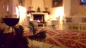 Interior de la Navidad Interior del hogar de la sala de estar con la chimenea y el árbol de navidad adornados almacen de video Interior de la Navidad Interior del hogar de la sala de estar con la chimenea y el árbol de navidad adornados almacen de video