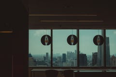 Interior de un edificio de oficinas con la vista de una ciudad urbana fotografía de archivo Interior de un edificio de oficinas con la vista de una ciudad urbana fotografía de archivo