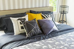 Interior del dormitorio con la cama gigante con lecho gris imágenes de archivo libres de regalías Interior del dormitorio con la cama gigante con lecho gris imágenes de archivo libres de regalías