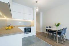 Interior design moderno della cucina nel colore bianco fotografia stock libera da diritti Interior design moderno della cucina nel colore bianco fotografia stock libera da diritti
