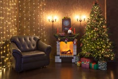 Interior do Natal da casa na noite A árvore de Natal decorada com luzes, fogo queima-se na chaminé Fotos de Stock Interior do Natal da casa na noite A árvore de Natal decorada com luzes, fogo queima-se na chaminé Fotos de Stock