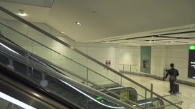 Interior en el vídeo de la cantidad de la acción del aeropuerto de Dubai International almacen de video Interior en el vídeo de la cantidad de la acción del aeropuerto de Dubai International almacen de video