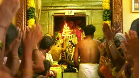 hinduism people praying