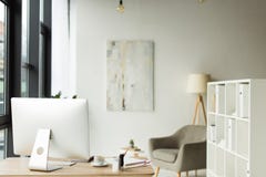 interior moderno do escritório com computador de secretária e papéis na tabela imagens de stock interior moderno do escritório com computador de secretária e papéis na tabela imagens de stock