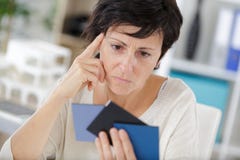 Interiorista de la mujer con muestra del color a disposición imagenes de archivo Interiorista de la mujer con muestra del color a disposición imagenes de archivo