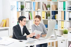 Interioristas envueltos para arriba en trabajo fotografía de archivo libre de regalías Interioristas envueltos para arriba en trabajo fotografía de archivo libre de regalías