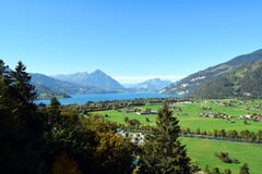 Interlaken, la Svizzera, Threes, montagne, lago, erba e Camere fotografia stock libera da diritti Interlaken, la Svizzera, Threes, montagne, lago, erba e Camere fotografia stock libera da diritti